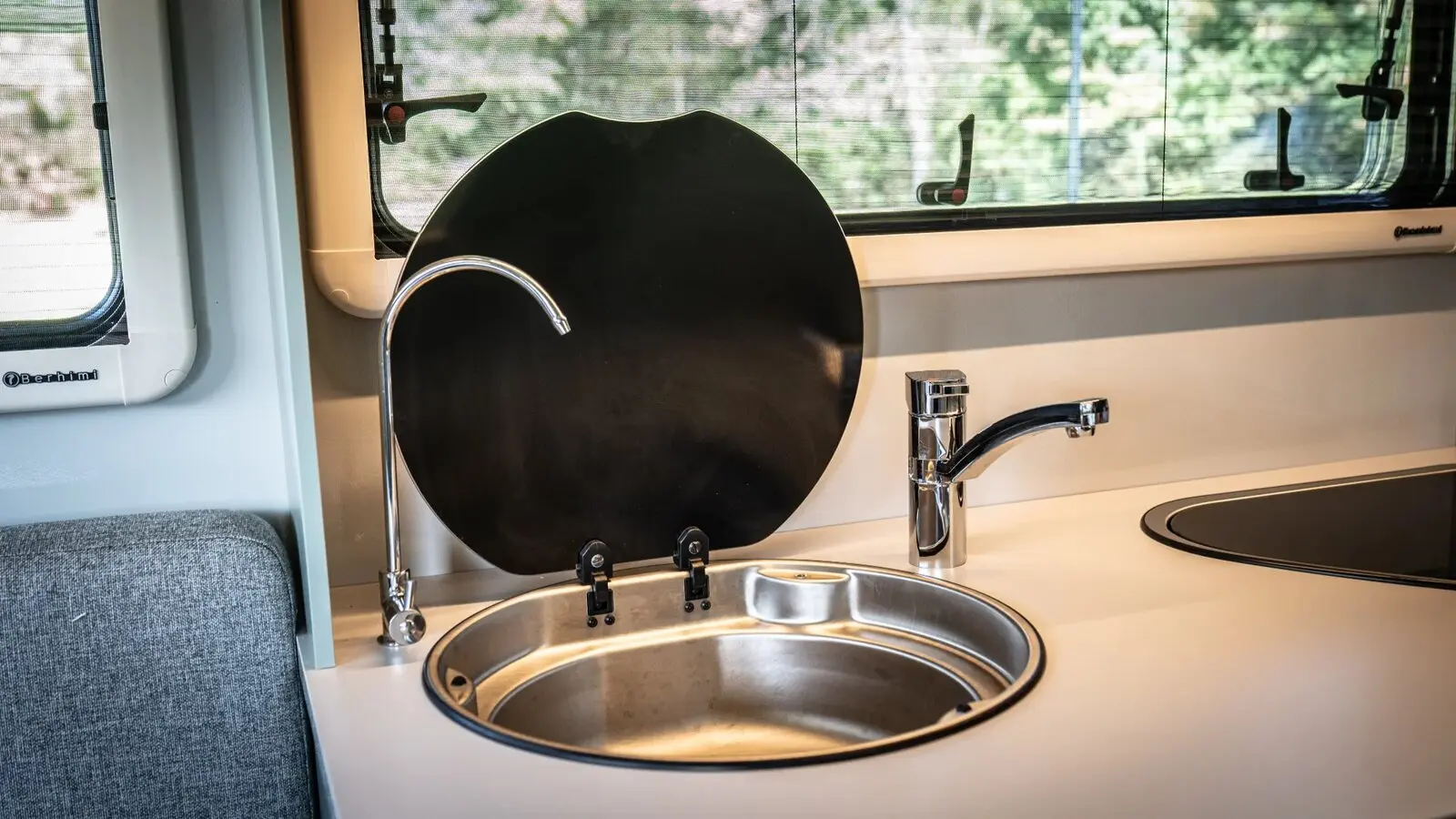 ARCHURAY OMNİ 4.10 Kablosuz Şarj İstasyonu ve USB Portları